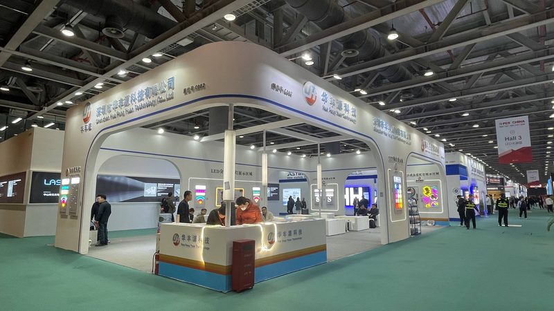 草坪庆典拱门的材质主要分为以下几类：
